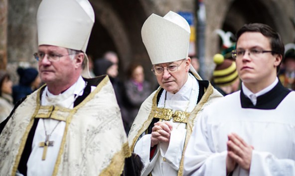 Alois Kothgasser (Mitte) beim Requiem für seinen Vorgänger Reinhold Stecher. Links sein Nachfolger Diözesanbischof Manfred Scheuer. Foto: Expa/Feichter