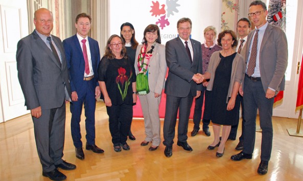 Günther Platter und Beate Palfrader (mi.) besiegeln mit der Vertretern der teilnehmenden Schulen in Innsbruck, Lienz und Reutte eine neue Schulpartnerschaft mit dem Trentino, vertreten durch die Sonderbeauftragten Livia Ferrario (3. v. re.) und Giuseppe Zorzi (re.). Josef Pretis war für die Bundeshandelsakademie Lienz im Landhaus. (2. v. re.). Land Tirol/Schwarz