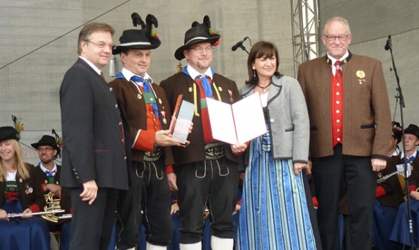 Von links: Landeshauptmann Günther Platter, Obmann Eduard Blaßnig, Kapellmeister Roman Possenig, Landesrätin Beate Palfrader und der Obmann des Landesverbandes Siegfried Knapp.