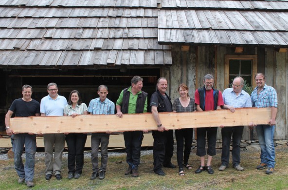 Viel Wirbel um ein Brett. Auf dem Bild zu sehen v.l.: Georg Mühlmann, Stadtbaumeister Klaus Seirer, Veronika Leiter, Johann Mair, Josef Leiter, Alois Mühlmann, Museumsleiterin Silvia Ebner, Architekt Gerhard Mitterberger, Walter Hauser vom Bundesdenkmalamt und Zimmereimeister Harald Bachlechner beim ersten Holzanschnitt in Außervillgraten.