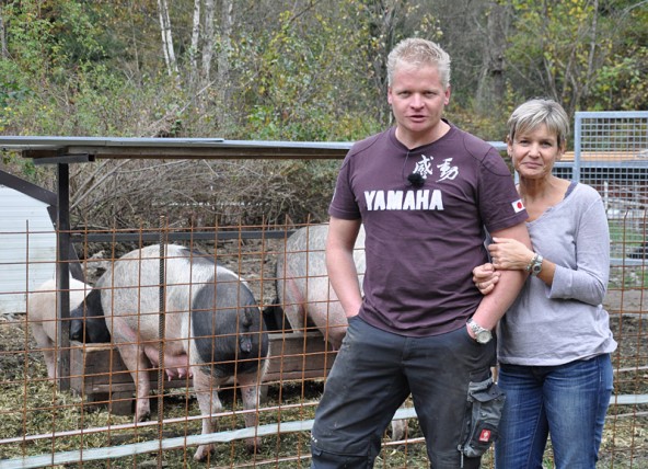 Bruno und Corinna Neumayr halten in Oberlienz ganz besondere Schweine. Fotos: Peter Werlberger