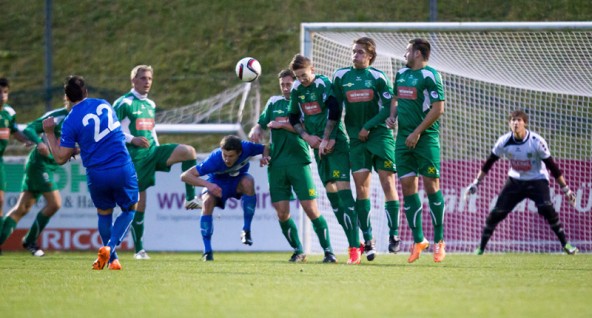 Maßarbeit! Rene Scheiber zirkelt den Ball über die Rapid-Mauer zum 1:1 in den Kasten der Lienzer.