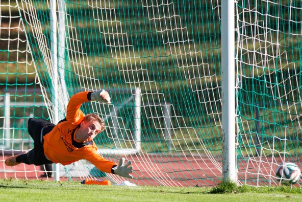 Goalie Thomas Heinzle streckt sich vergebens. 1:0 durch einen Strafstoß für Rapid. Fotos: Expa/Groder