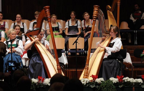 Das Harfenduo Nord Ost erreichte einen ausgezeichneten Erfolg und wurde für die Mitgestaltung des Festabends ausgewählt. Foto: Tiroler Volksmusikverein