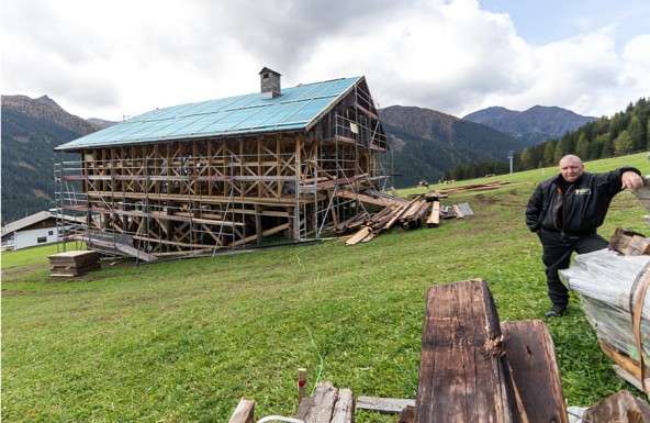 Ein zufälliger Passant? Ein Osttiroler Landwirt? Nein, dieser Mann bewacht ein halbfertiges Haus, das den kommenden Winter sicher nicht überstehen wird. Foto: Expa/Groder