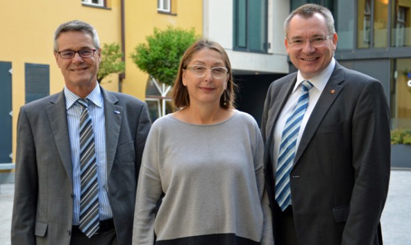 AMS-Geschäftsführer Anton Kern, Soziallandesrätin Christine Baur und Arbeitslandesrat Johannes Tratter. Land Tirol/Reichkendler