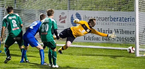 Florian Neumeister köpft aus kurzer Distanz ein. Matrei-Goalie Unterwurzacher ist chancenlos.