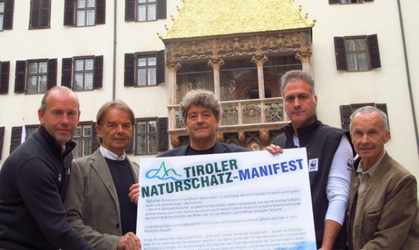 Umweltschützer und ihr Manifest. Von links: Marcel Pachler (Obmann des Tiroler Raftingverbandes), Gerald Aichner (1. Vorsitzender des Landesverbandes Tirol Österreichischer Alpenverein), Leopold Füreder (Obmann der Naturfreunde Tirol), Christoph Walder (Leiter des WWF Tirol), Wolfgang Retter (Sprecher Netzwerk Wasser Osttirol und Obmann Landschaftsschutzverein Osttirol). Foto: WWF/Anton Vorauer