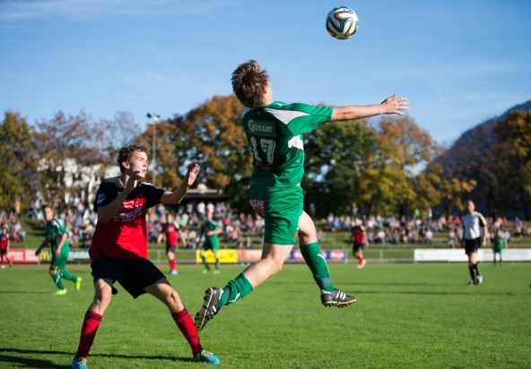 Bei Prachtwetter sahen rund 800 Zuseher das Derby. Im Bild Hubert Florian Pichler (FCWR Nussdorf Debant) und Andreas Überbacher (Rapid Lienz) im Zweikampf.