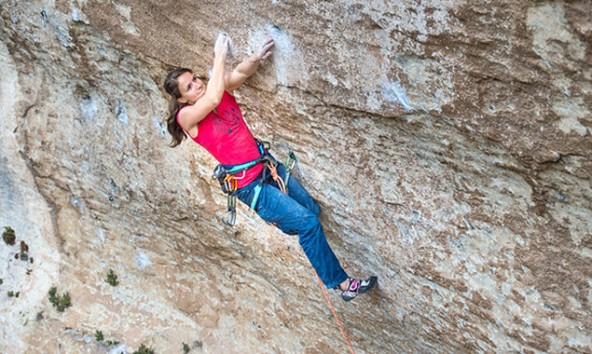 Anna Stöhr klettert "La Rose et le Vampire", 17 Meter überhängend, Schwierigkeitsgrad 8b. (Foto: Rainer Eder)