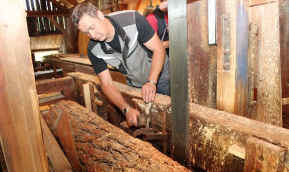 In der Wurzer-Säge werden die Stämme für den Rittersaal-Boden geschnitten. Fotos: Lenzer/Stadt Lienz