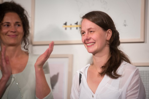 Rosmarie Lukasser im RLB-Atelier in Lienz. Kuratorin Silvia Höller applaudiert. Fotos: Brunner Images