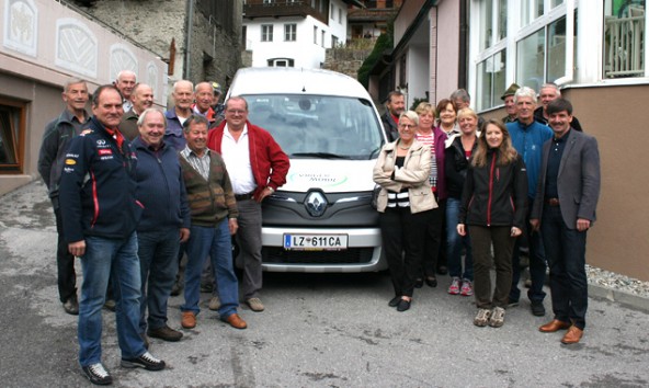 Das neue „Virger-E-Mobil“ mit seinen freiwilligen Chauffeuren. (Foto: Gemeinde Virgen)