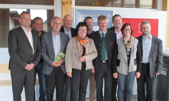 Bgm. Gerald Hauser, Koordinator der Osttiroler Partnerschulen Josef Wurzer, Pflichtschulinspektorin Elisabeth Bachler, Bgm. Vitus Monitzer, Birgit Patterer und Willi Veider. Hinten v.l.: Koordinator der Südtiroler Partnerschulen Manfred Niederbacher, Horst Hafele, Bgm. Alfred Mutschlechner (Prags) und Markus Tönig.