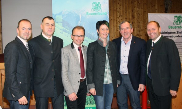 Bei der Herbstkonferenz des Bauernbundes wurde Martin Mayerl in seinem Amt bestätigt. Von links: LK-Präsident Josef Hechenberger, Stv. Konrad Kreuzer, Bezirksbauernbobmann LAbg. Martin Mayerl, Bezirksbäuerin Michaela Pitterl, LAbg. Hermann Kuenz und LH-Stv. Josef Geisler.