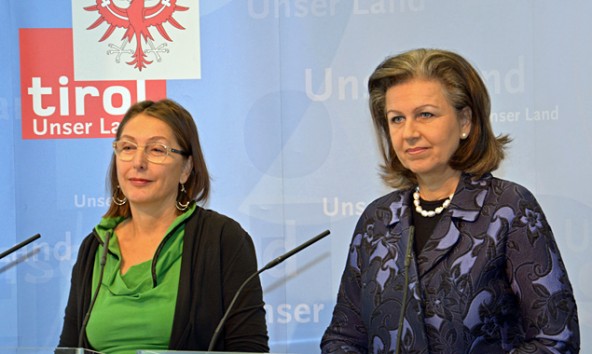 Die koalitionären Landesrätinnen Christine Baur, Grüne, und Patrizia Zoller-Frischauf, ÖVP, stellten gemeinsam das Konzept für die neue Flüchtlingsbetreuung vor. Land Tirol/Iris Reichkendler