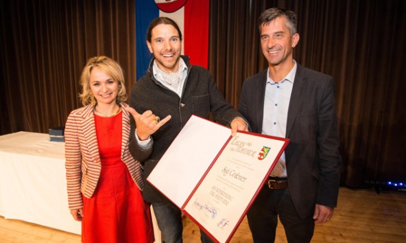 Flankiert von Bürgermeisterin Elisabeth Blanik und Stadtrat Stephan Tagger freut sich Sigi Grabner über den Sport-Ehrenring der Stadt Lienz.