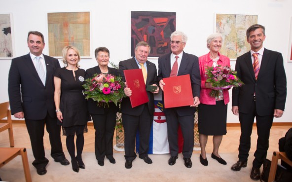 Die neuen Ehrenringträger, eingerahmt von der Politik und ihren Ehefrauen. Von links: Meinhard Pargger, Elisabeth Blanik, Rita Lamprecht, Günther Lamprecht, Wilhelm Bernard, Heide Bernard, Stephan Tagger.