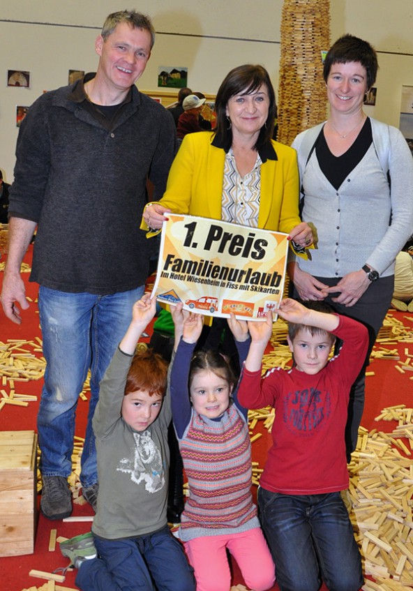 Josef Pirchner und Barbara Gutwenger aus Strassen mit den Kindern (v.l.) Jonas, Tatjana und Fabian. Landesrätin Beate Palfrader (Mitte) überreichte den Preis.