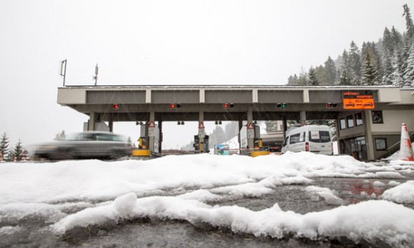 Der Winter steht vor der Tür und auch sonst weht rund um die Mautstelle der Felbertauernstraße AG ein eisiger europäischer Wind. Foto: Expa/Groder