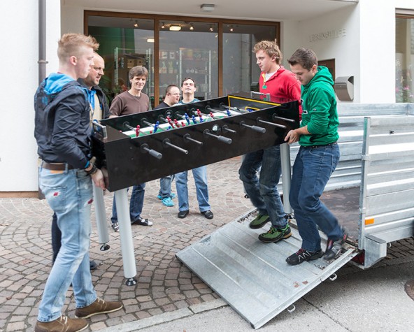 Berufsschüler spenden Tischfußball der Lebenshilfe Matrei. Foto: EXPA/Groder