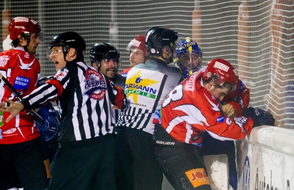 Nach dieser Keilerei fasste Huber-Keeper Thomas Valtiner eine Spieldauer-Disziplinarstrafe aus. 