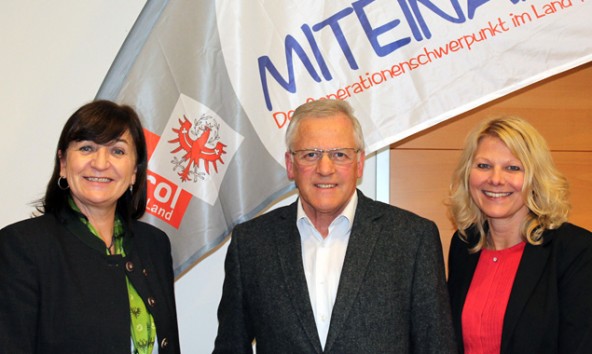 Das neue Generationenprojekt startete am 6. November in Sillian. Im Bild: LRin Beate Palfrader, Bgm Erwin Schiffmann und Karin Klammer, Projektkoordinatorin MITEINAND/Sillian (Foto: Land Tirol/Schafferer)