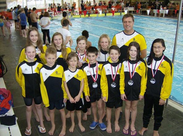 Die Jungschwimmer strahlen mit den Medaillen um die Wette. Foto: Schwimmunion