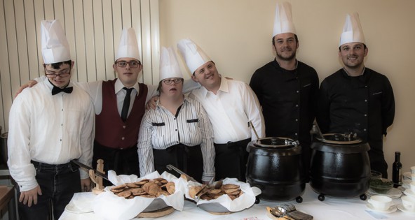 Das Mittagessen servierte ein charmantes Serviceteam.