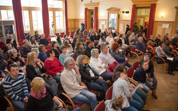 105 TeilnehmerInnen aus drei Regionen diskutierten in Toblach über Inklusion.