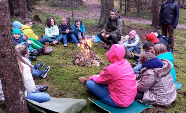 Interessanter als Vorträge – die Kinder waren mit der "Berglöwenschule" im Wald unterwegs.