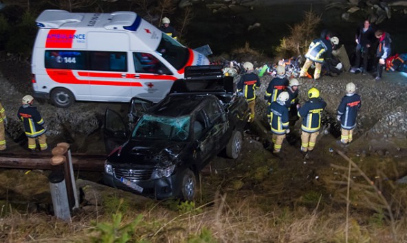 Zehn Meter unter der Straße landete der Pick-Up auf einem Weg. Foto: Brunner Images/Tschapeller