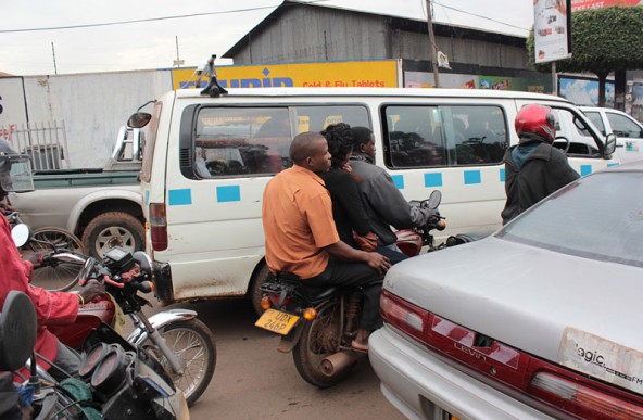 Der Straßenverkehr in Kampala lässt jeden Bürgerkrieg alt aussehen. Fotos: Petra Navara