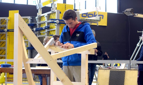 Michael Mühlmann arbeitet an seinem Dachgauben-Modell. (Foto: Michael Reitberger, holzbau austria)