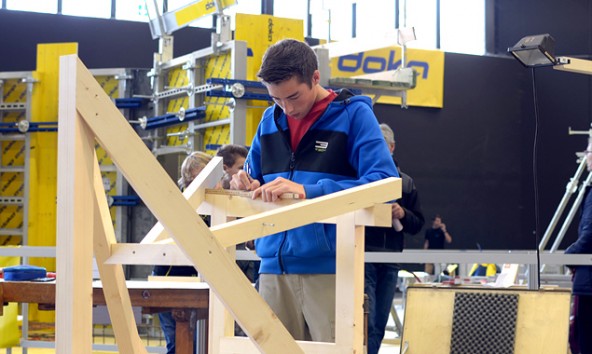 Michael Mühlmann arbeitet an seinem Dachgauben-Modell. (Foto: Michael Reitberger, holzbau austria)