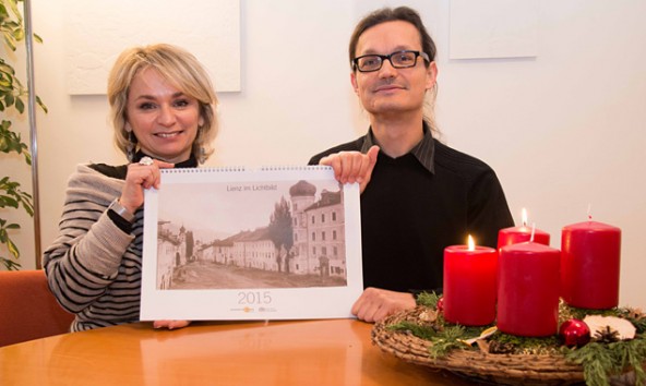 Bürgermeisterin Elisabeth Blanik und Historiker Martin Kofler präsentieren ein Weihnachtsgeschenk um acht Euro. Macht das ganz Jahr Freude und ist für einen guten Zweck: der Lienz-Kalender. Foto: Stadt Lienz/Lenzer