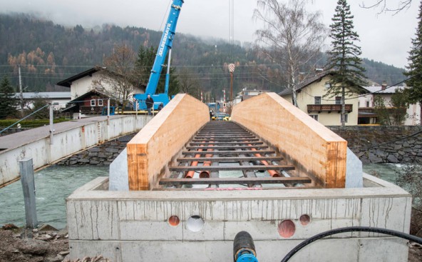 Von Leisach flussabwärts wurde diese Holzbrücke verlegt. Sie ist sicher, komfortabel und kostete samt Fundament rund 82.000 Euro.