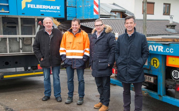 Vier Männer, eine Brücke. v.l.: Zimmereimeister Anton Plankensteiner, Harald Haider vom Baubezirksamt, Stadtbaumeister Klaus Seirer und Vize-Bgm. Stephan Tagger.