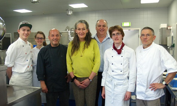 Michael und Louisa Smith von der Venus Company, umringt von den Haubenköchen Ernst Moser (3. v. l.) und Hans-Peter Sander (ganz rechts) und SchülerInnen der HLW, die demnächst in England arbeiten werden. Foto: HLW