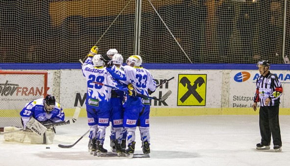 Noch hat Huben Grund zum Jubel: 3:1 durch Martin Pewal. Fotos: Expa/Groder