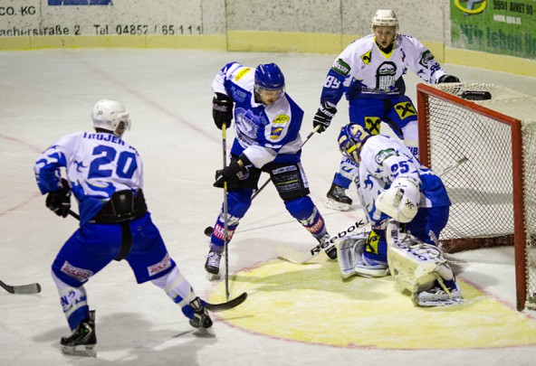 Ab Mitte des Spieles herrschte vorwiegend Gedränge vor dem Tor von Huben-Goalie Thomas Valtiner.