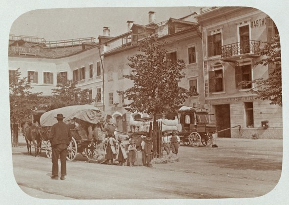 Ein Kalenderbild: „Schnappschuss“ vom Lienzer Hauptplatz, um 1910 (Fotograf: Hans Fracaro; Sammlung Johann Reiter – TAP)