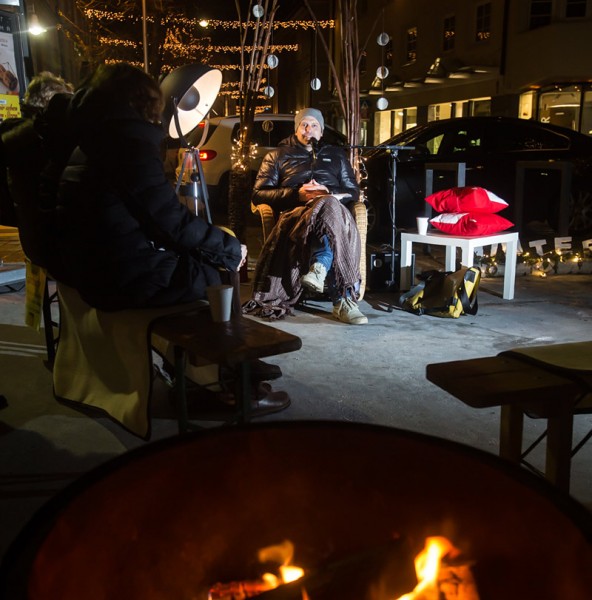 Eine Lesestation wird vor der Bücherei sein. Dort knistert ein Feuerchen und es gibt heißen Tee! Mütze und Handschuhe nicht vergessen. Dann ist es richtig weihnachtlich.