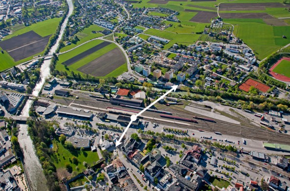 Dieses Luftbild zeigt gut, wie die Stadt in den vergangenen Jahren nach Süden gewachsen ist. Durch die neue Achse wird man über den Bahnhof in Minuten mit dem Rad oder zu Fuß die Altstadt erreichen.