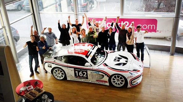 Das Team und der Bolide: eine Ginetta G50.