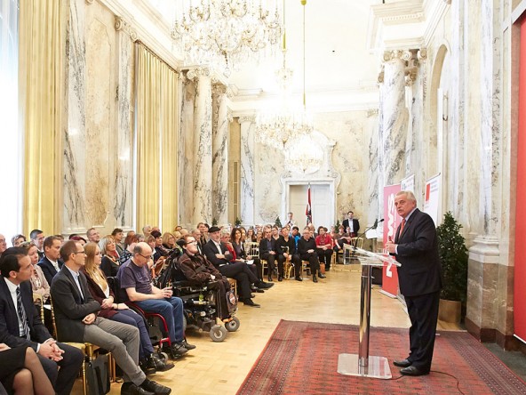 Sozialminister Hundstorfer dankte in seiner Rede für die aufopfernde Tätigkeit und hohe menschliche Kompetenz. Foto: Mike Ranz