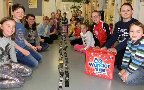 33 Volksschüler sammelten Althandys, um Kinder und Jugendliche in Not zu unterstützen. (Fotos: Volksschule St. Jakob im Defereggen)