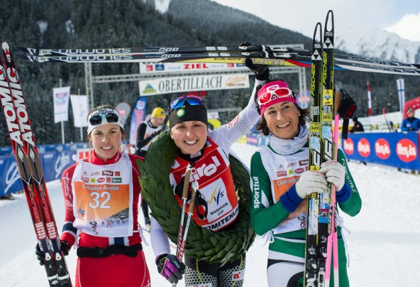 Die siegreichen Damen, von links: zweiter Platz Aurelie Dabudyk (FRA), Gewinnerin Holly Brooks (USA) und dritter Platz Antonella Confortola (ITA)