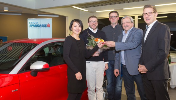 Vy Zanier-Nguyen und Markus Zanier behielten die Blumen und schenkten das Auto weiter, Gastgeber Johannes Robitsch, Cityring-Obmann Robert Geiger und Christian Steininger als Vertreter des Sozialsprengels freuten sich. Foto: Brunner Images