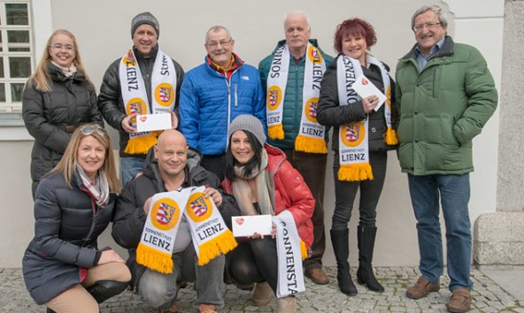 Hinten v.l.: Iris Rampitsch (Stadtmarketing Lienz), Wilfried Lercher, Karl Dalpra, Herbert Salcher (Vorstand Stockschützen), Waltraud Moser (Osttiroler Bogenschützen) und City Ring-Obmann Robert Geiger sen. Vorne v.l.: Karin Moser, Josef Assmair und Cindy Bachmann (Gesundheits- und Krankenpflegeschule Lienz).